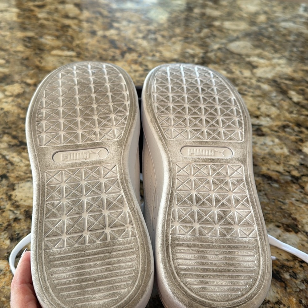 Women’s Puma Vikki V Leather Sneaker.   White, Size 8 Worn 5x - Picture 6 of 6